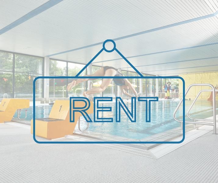 Hier sieht ein Bild von der Halle mit einem Schild davor wo Rent steht