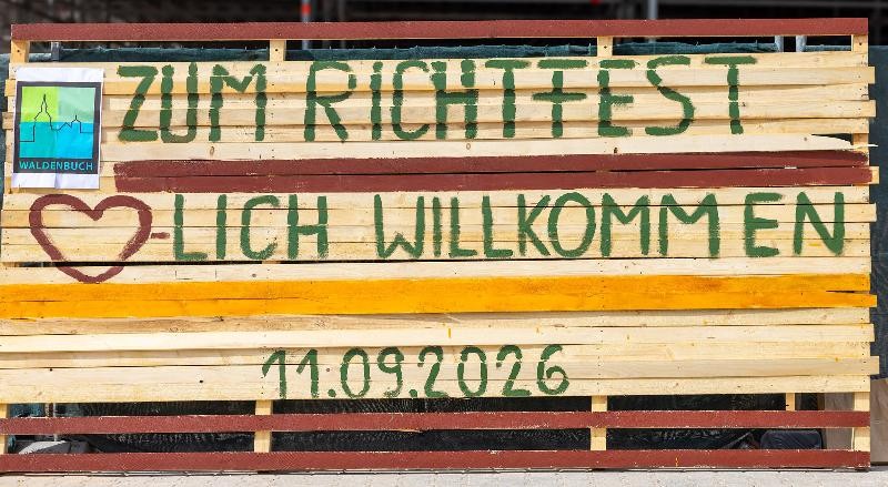 Hier sieht man das Schild von dem Richtfest