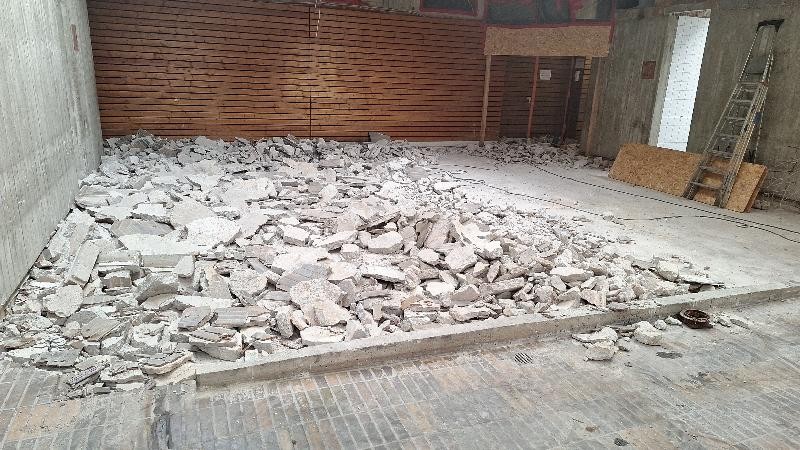 Rausgebrochener Boden Turnhalle Hier sieht man eine alte Umkleide von der Turnhalle wo der Boden rausgebrochen wurde