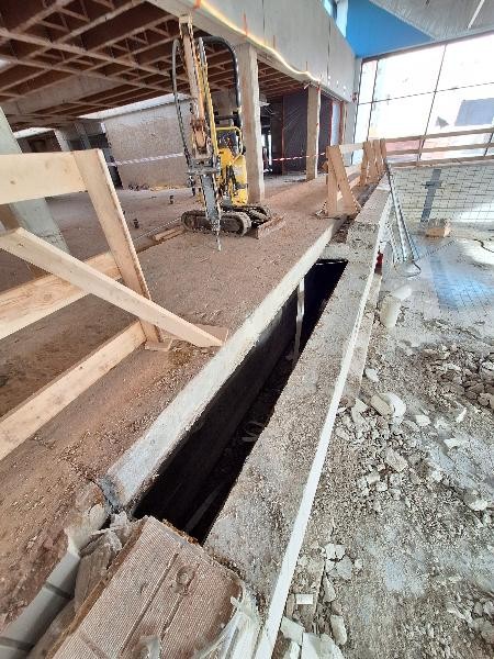 Hier sieht man eine alte Umkleide von der Schwimmhalle wo der Boden rausgebrochen wurde