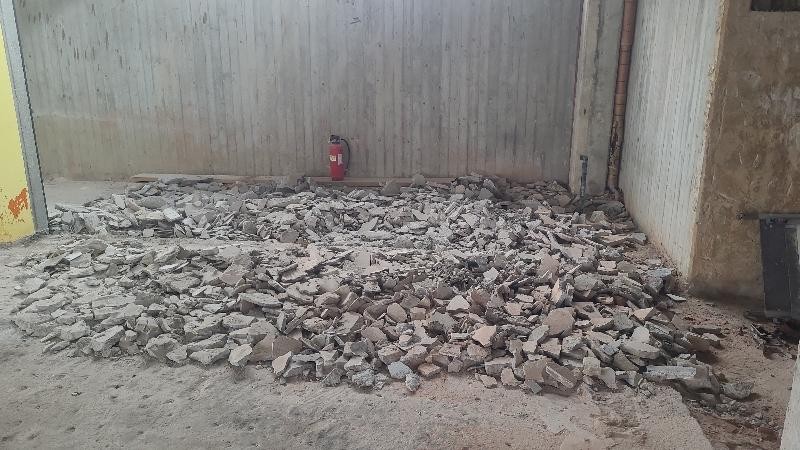 Hier sieht man wie Beton auf die Decke vom alten Kamin gegeben wird.