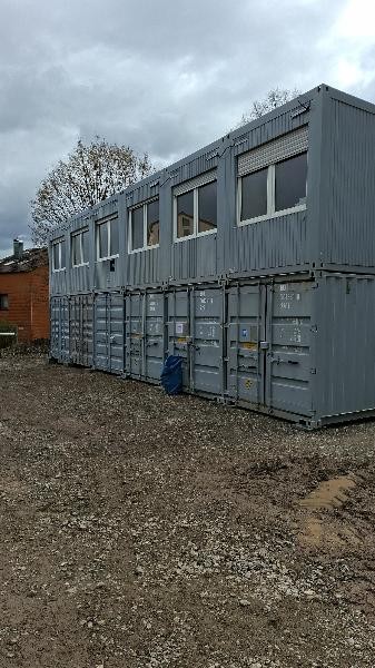 Hier sieht man Lager- und Bürocontainer die übereinander stehen.