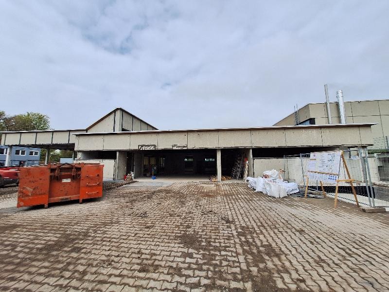 Hier sieht man das Gebäude ohne Türen und Scheiben