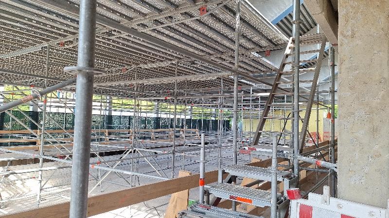 Gerüst Hier sieht man ein großes Flächengerüst in der Schwimmhalle