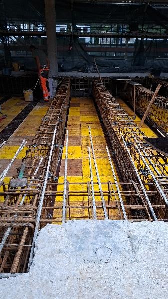 Hier sieht man die Schalung der neuen Rippendecke beim Kinderbereich