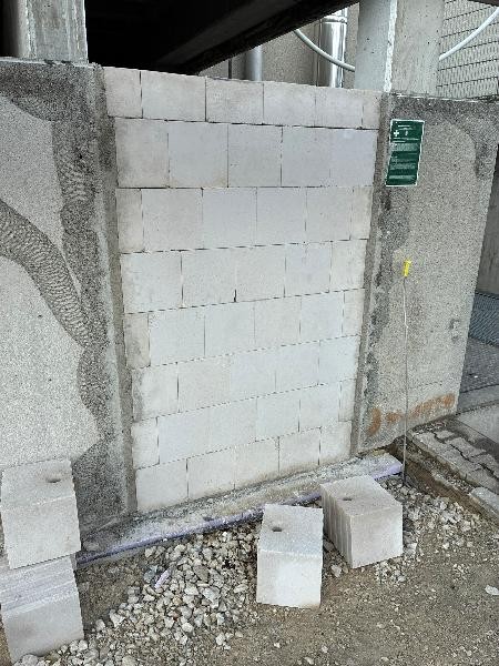 Hier sieht man eine gemauerte Wand