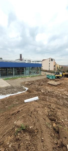 Hier sieht man den Garten mit einer Baustraße und viel Erde