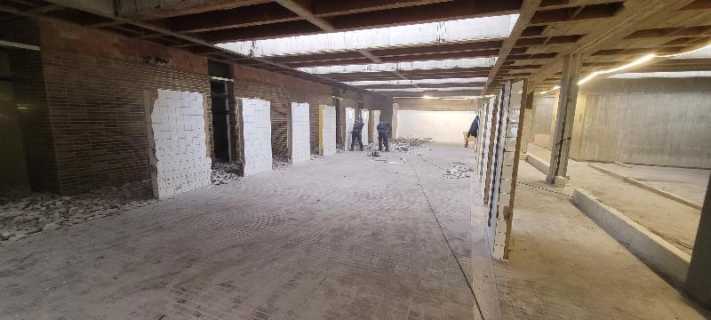 Umkleide Hier sieht man die Umkleide Hallenbad und Turnhalle mit Abbrucharbeiten