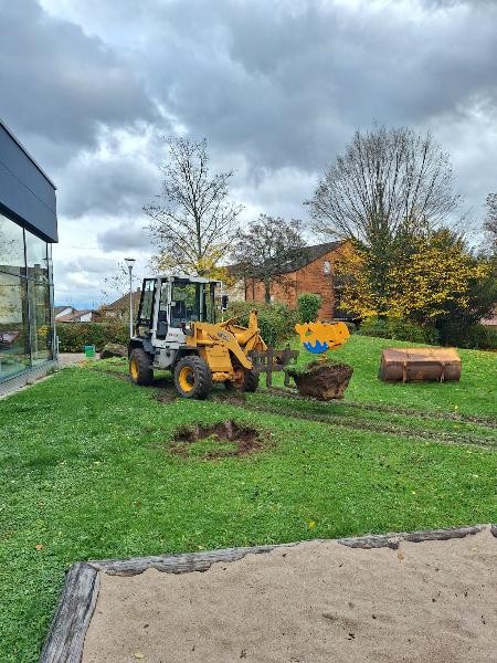 Radlader mit Spielgerät Im Garten steht ein Radler mit einem Spielgerät auf der Gabel