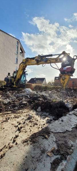 Alter Brunnen Hier sieht man einen Bagger der Beton wegschlägt