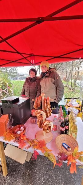 Bewirtung Hier sieht man 2 Mitarbeiter vom Hallenbad die die Gäste bewirten