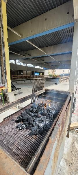 Grill Hier sieht man einen Grill mit der Baustelle