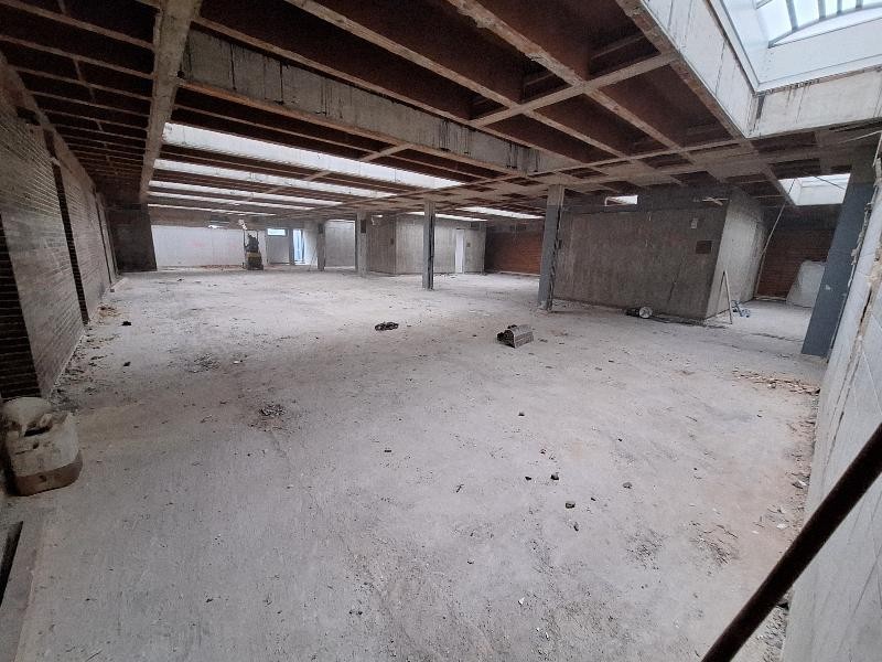 Rausgebrochener Boden Schwimmhalle Umkleide Hier sieht man eine alte Umkleide von der Schwimmhalle wo der Boden rausgebrochen wurde