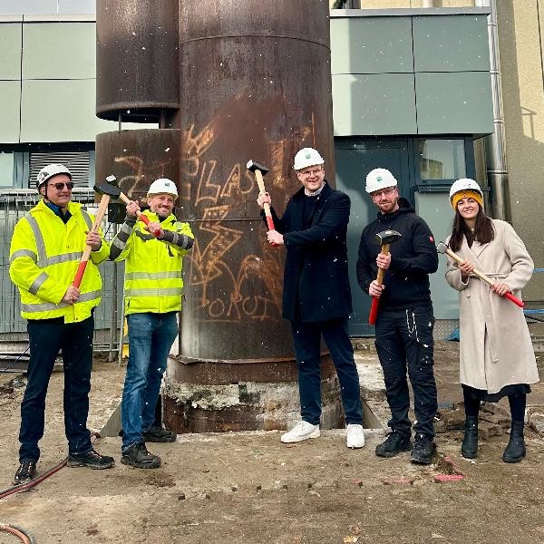 Baustart Hier sieht man mehrere Personen mit Hammern in der Hand