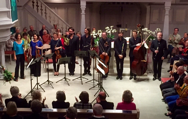 Musiker des Orchestre de Paris in der Stadtkirche St. Veit beim Musizieren